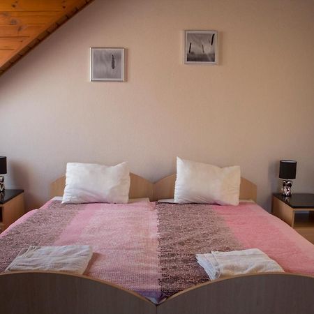 Bed and Breakfast Gilde étterem és panzió Pilisvörösvár Esterno foto