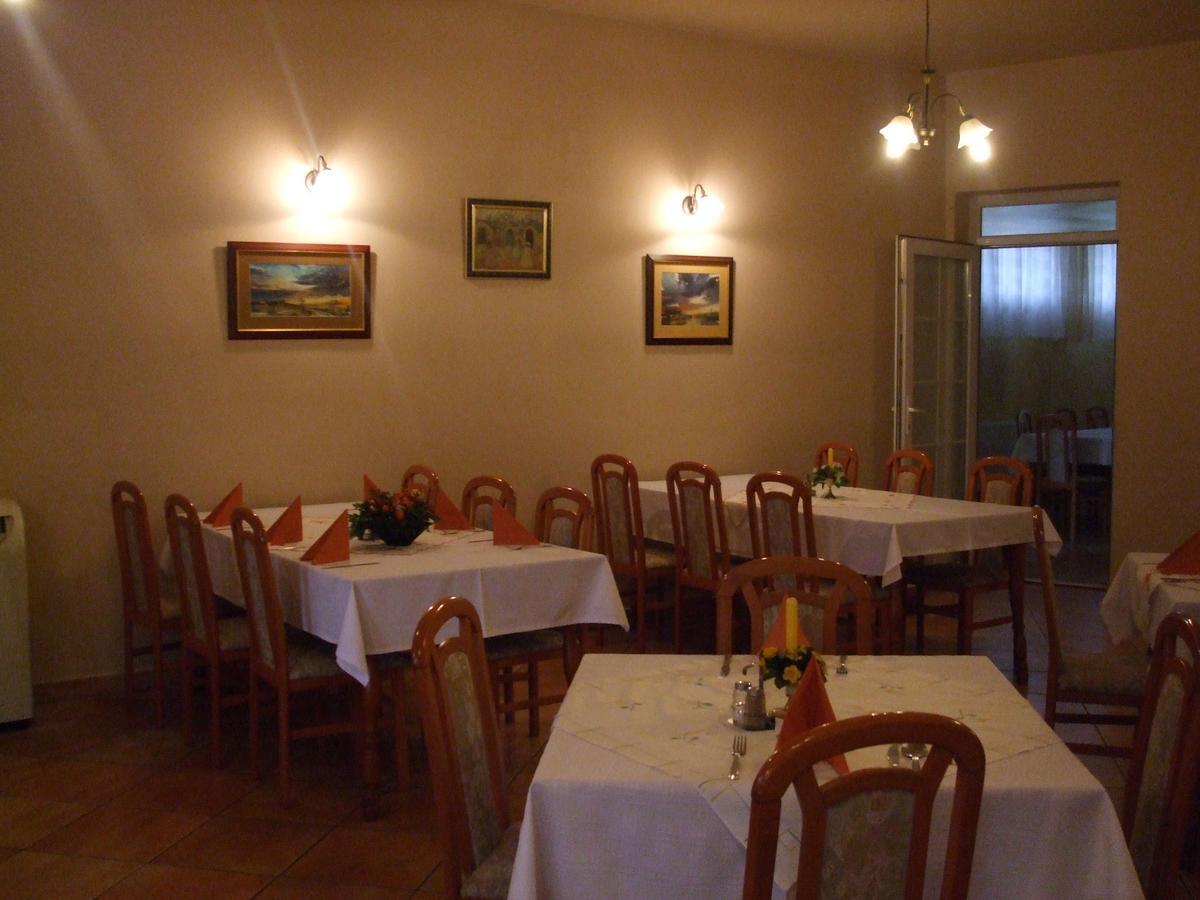 Bed and Breakfast Gilde étterem és panzió Pilisvörösvár Esterno foto