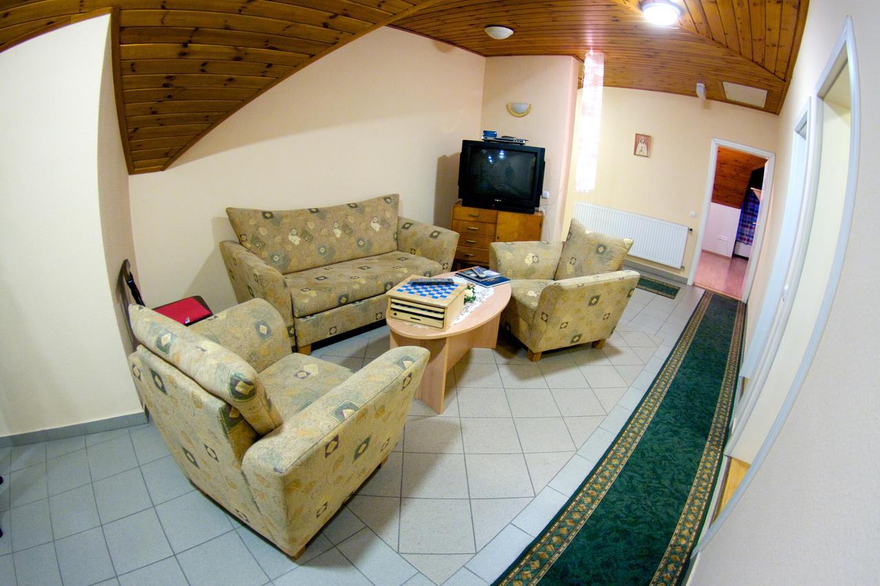 Bed and Breakfast Gilde étterem és panzió Pilisvörösvár Esterno foto